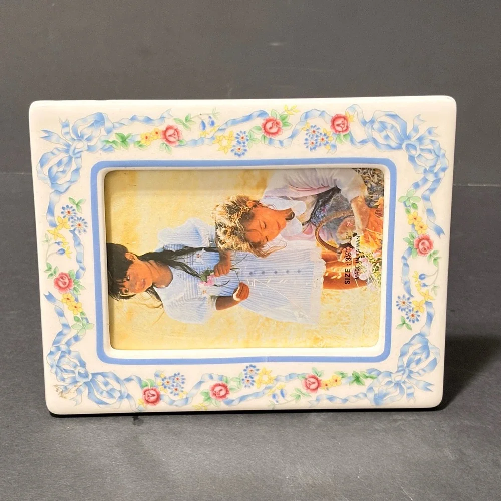 Vtg White Ceramic Floral Ribbon Picture Frame 3.5x5 Cottagecore Blue Bows